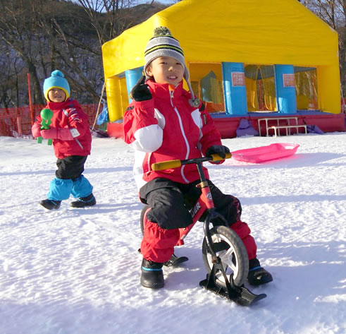 Enjoy playing in the snow at the kids park！